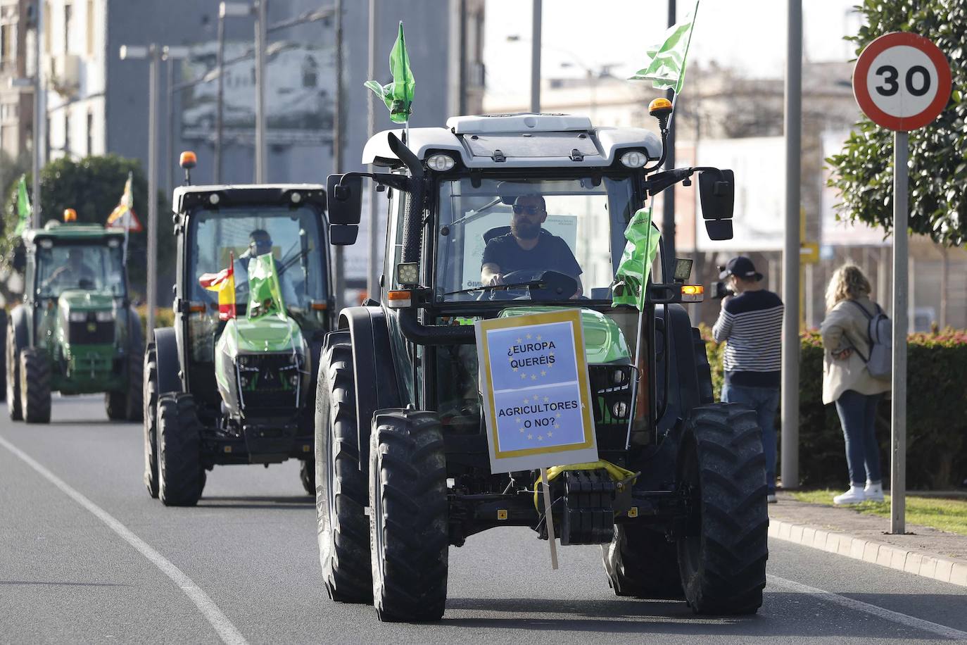 Los tractores colapsan varias carreteras valencianas, en imágenes