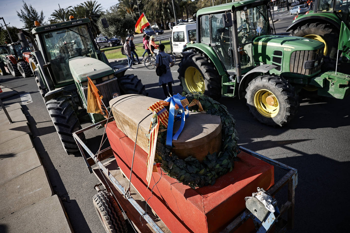 Los tractores colapsan varias carreteras valencianas, en imágenes