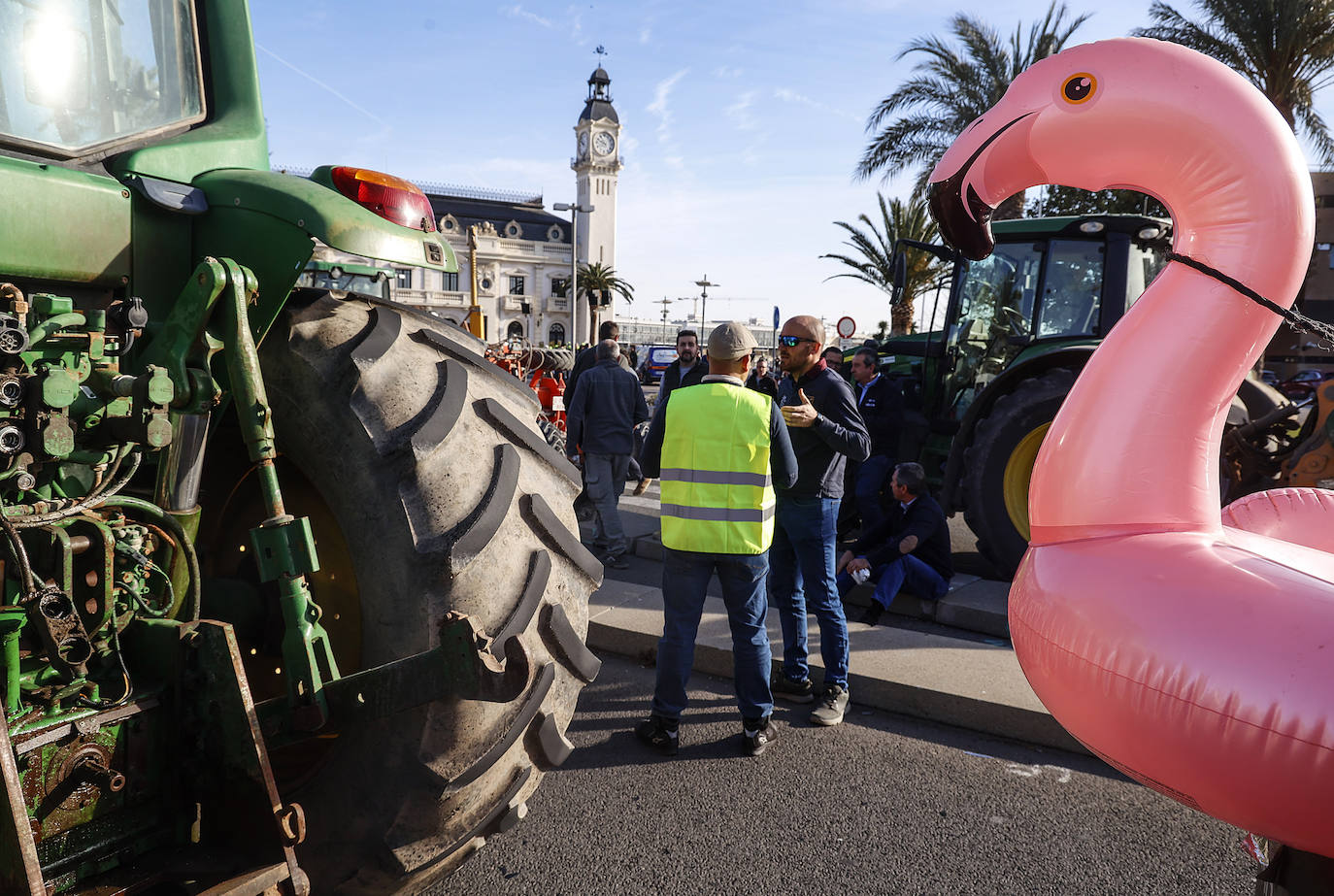 Los tractores colapsan varias carreteras valencianas, en imágenes