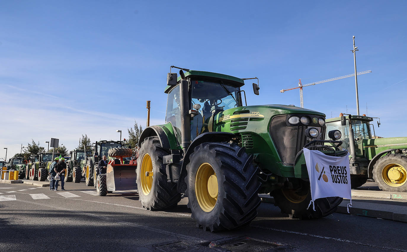 Los tractores colapsan varias carreteras valencianas, en imágenes