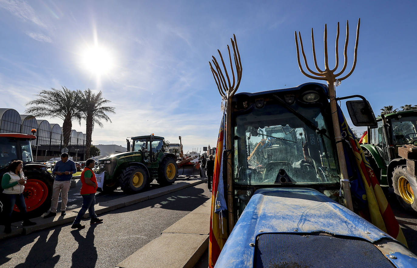 Los tractores colapsan varias carreteras valencianas, en imágenes