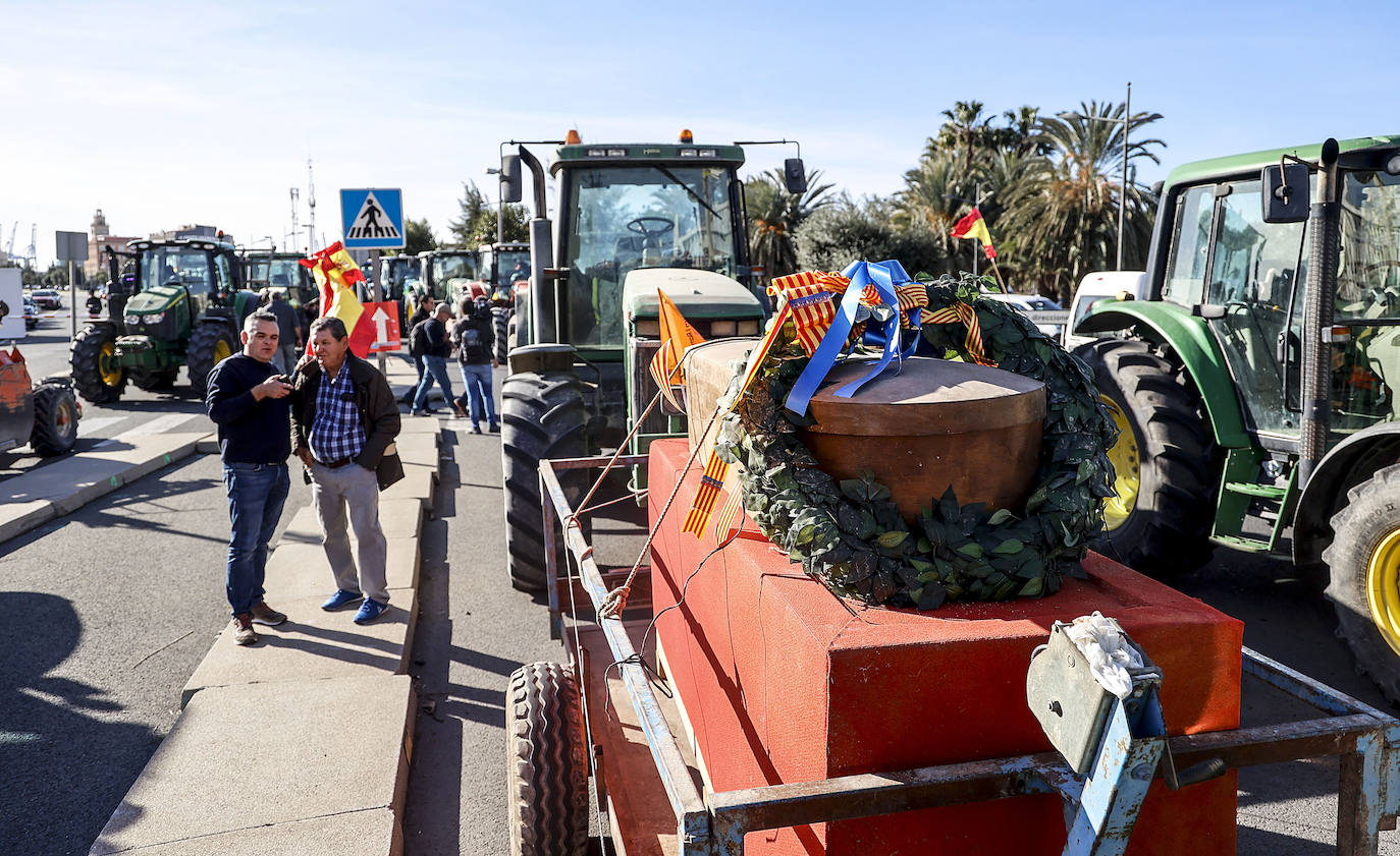 Los tractores colapsan varias carreteras valencianas, en imágenes