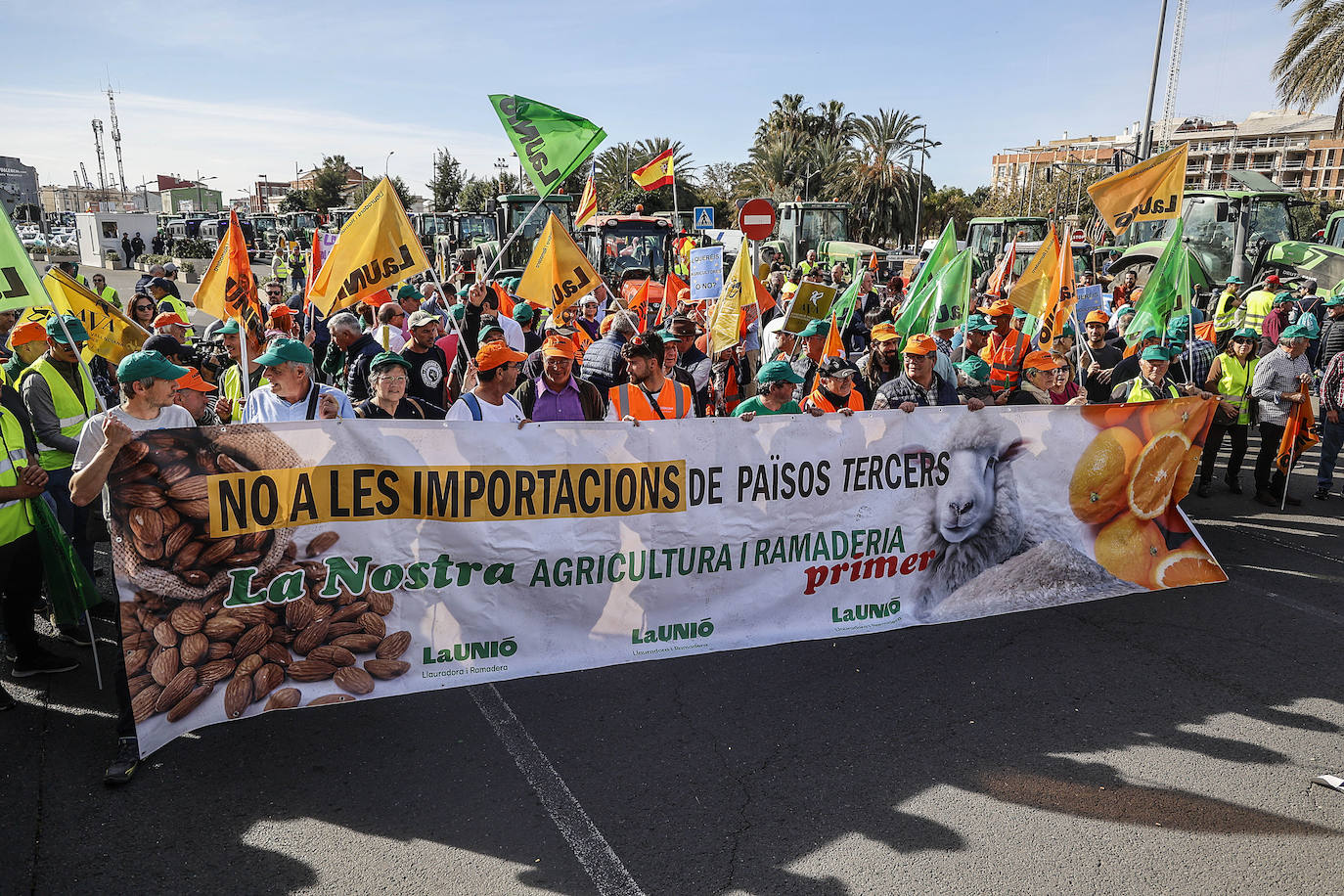 Los tractores colapsan varias carreteras valencianas, en imágenes