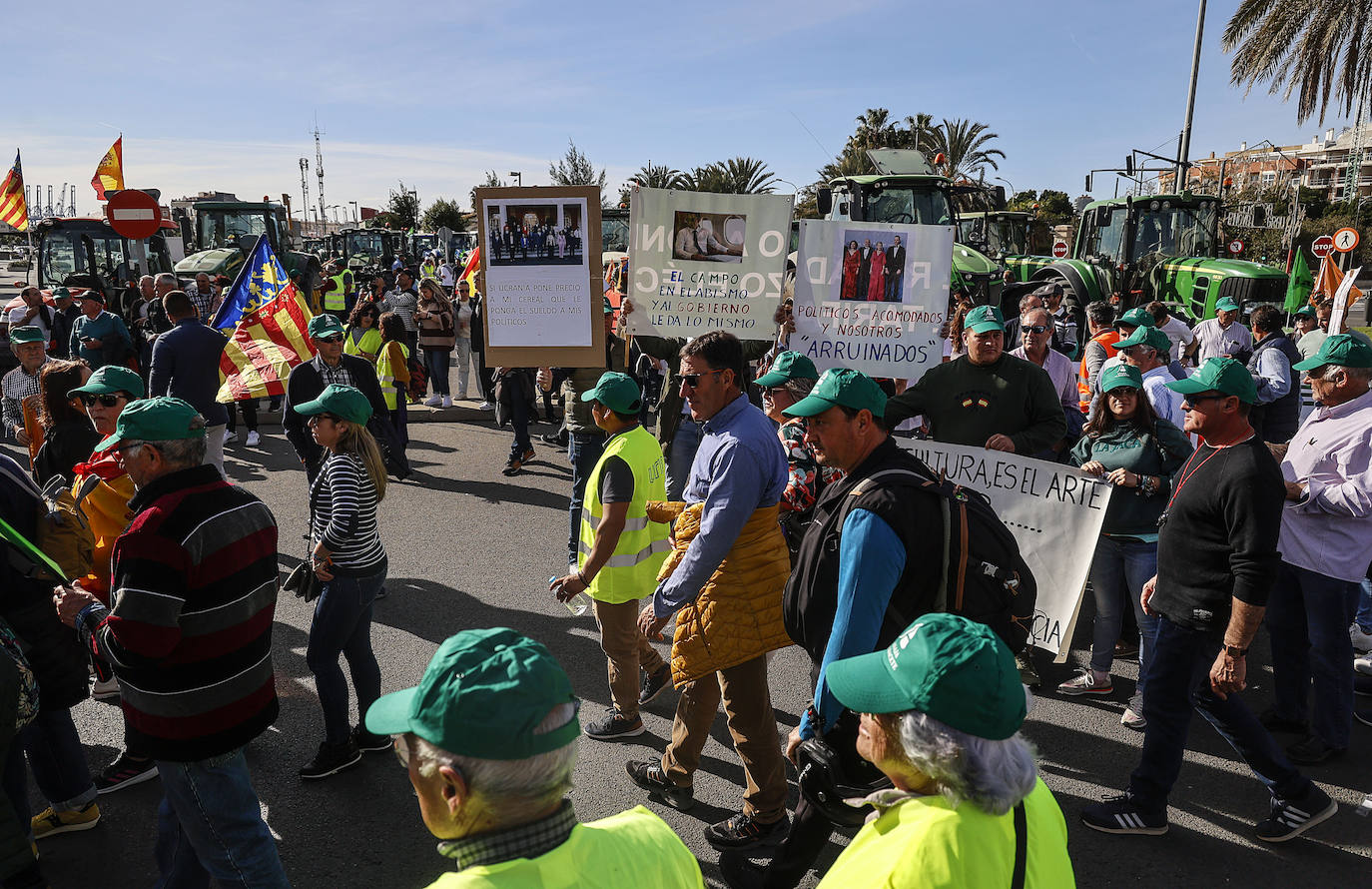 Los tractores colapsan varias carreteras valencianas, en imágenes