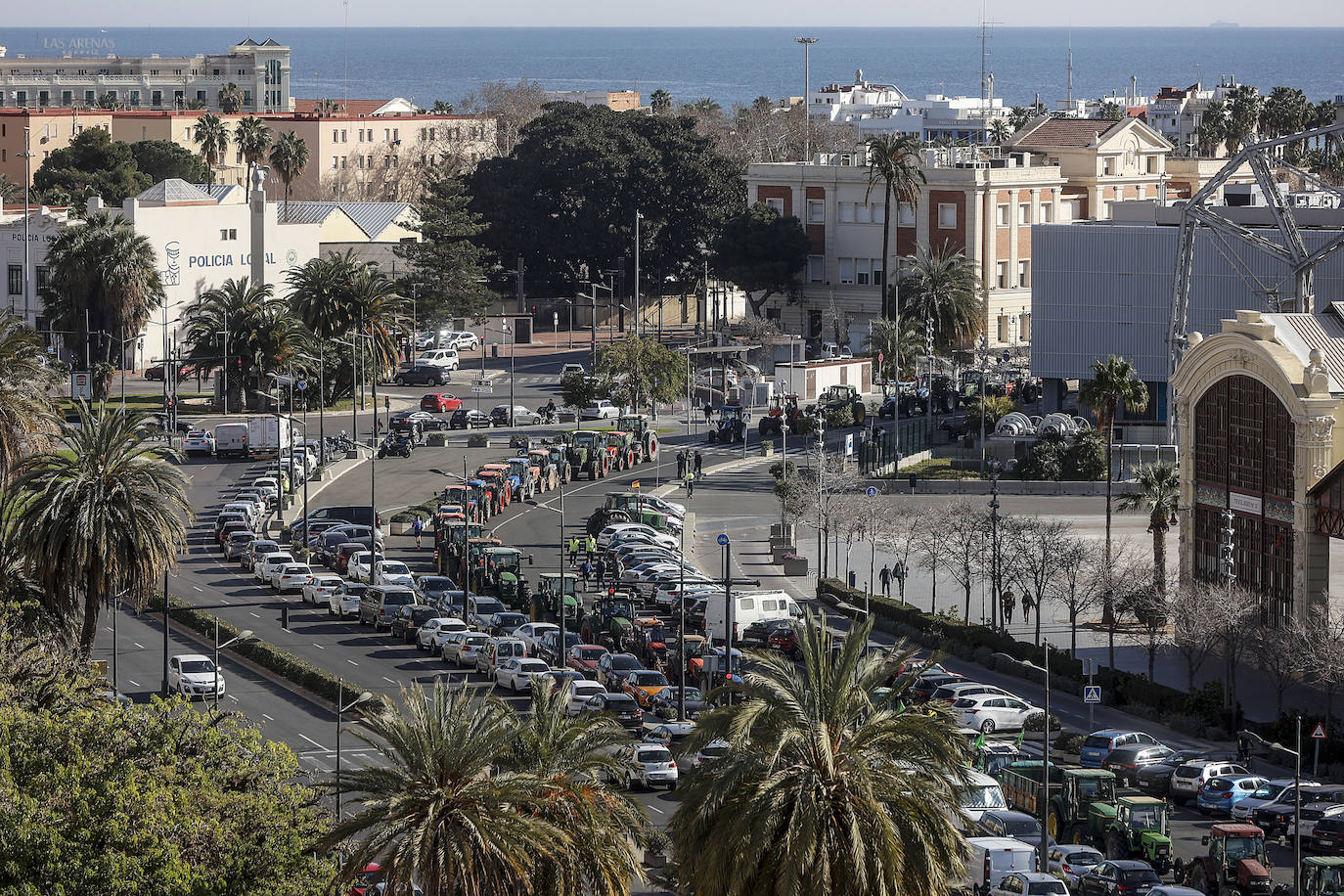 Los tractores colapsan varias carreteras valencianas, en imágenes