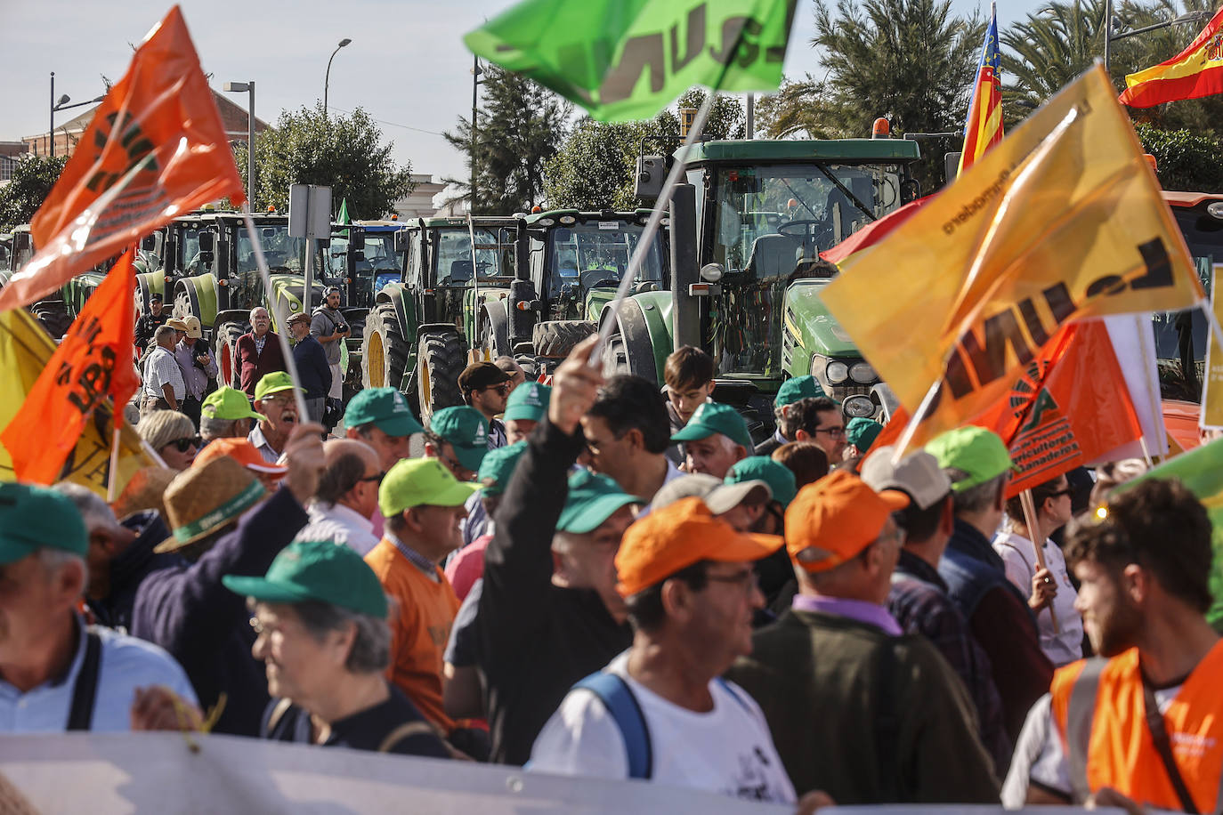 Los tractores colapsan varias carreteras valencianas, en imágenes