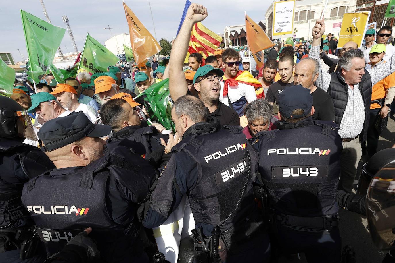 Los tractores colapsan varias carreteras valencianas, en imágenes