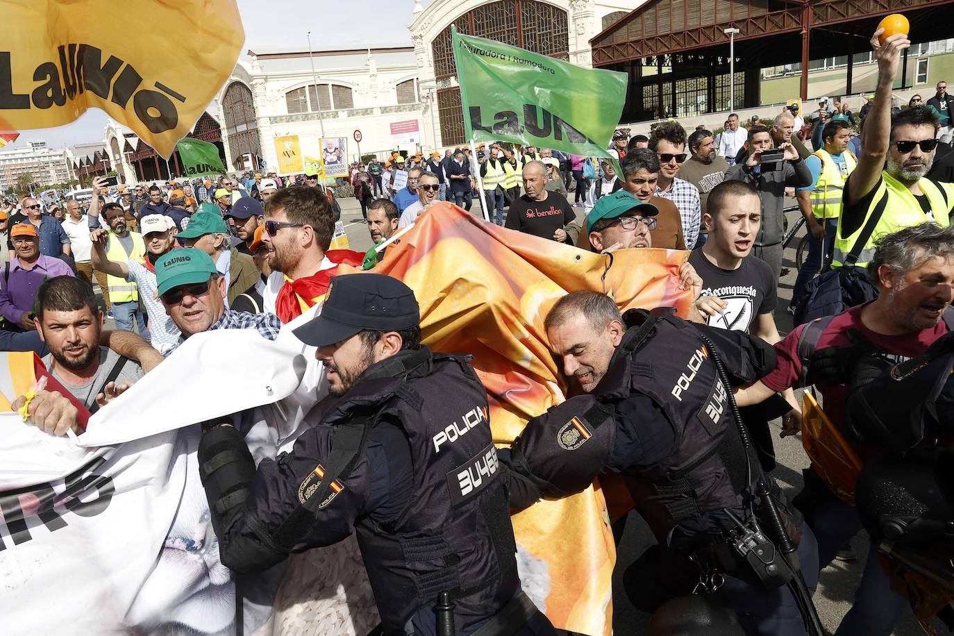 Los tractores colapsan varias carreteras valencianas, en imágenes