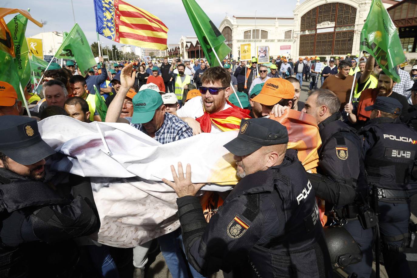 Los tractores colapsan varias carreteras valencianas, en imágenes