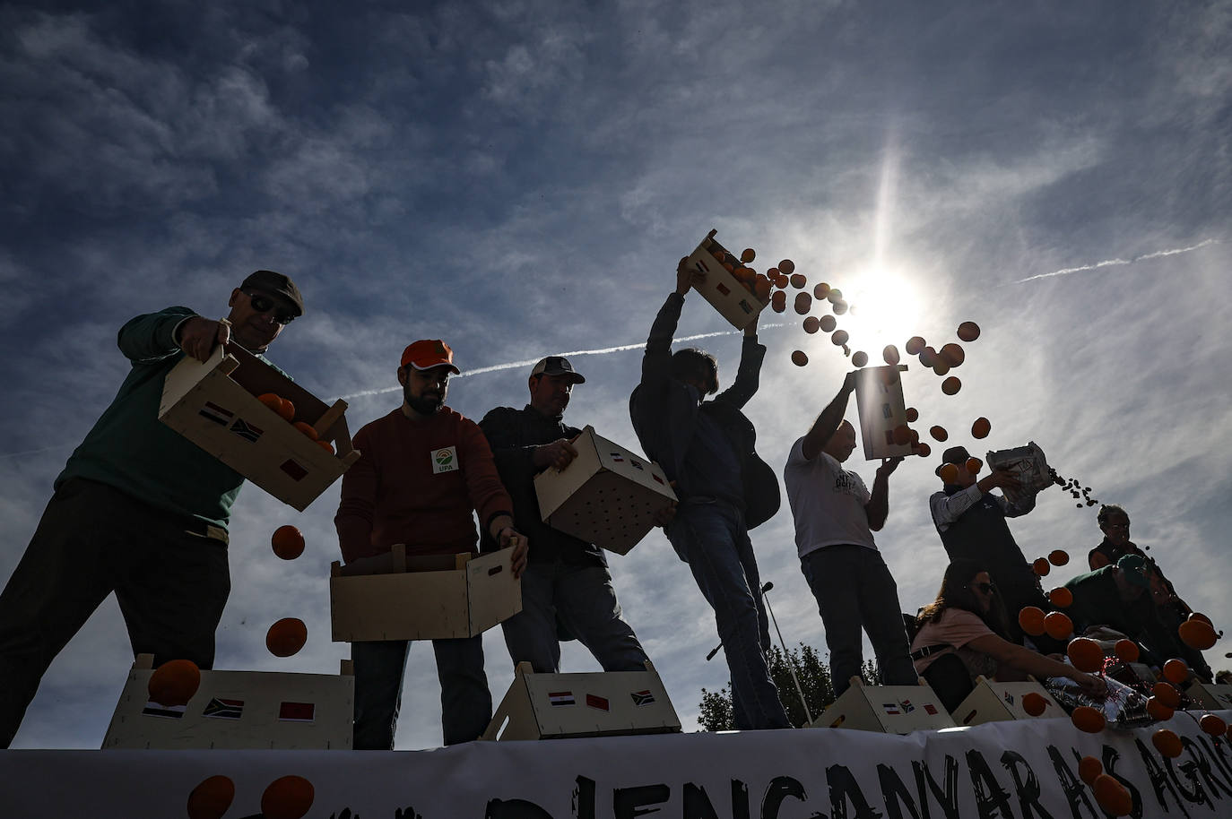 Los tractores colapsan varias carreteras valencianas, en imágenes