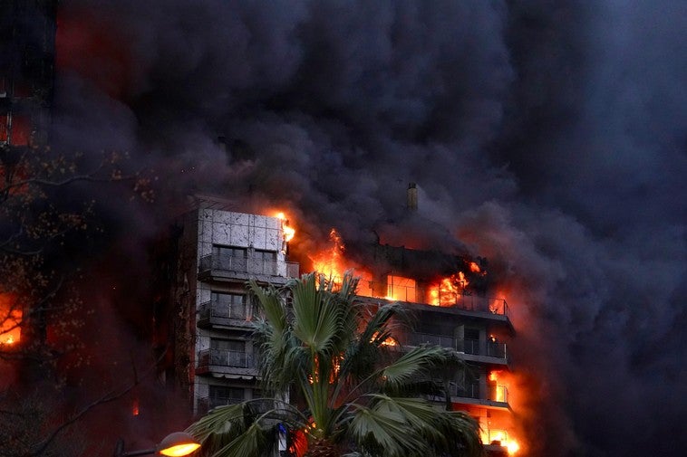 El edificio, consumido por las llamas.