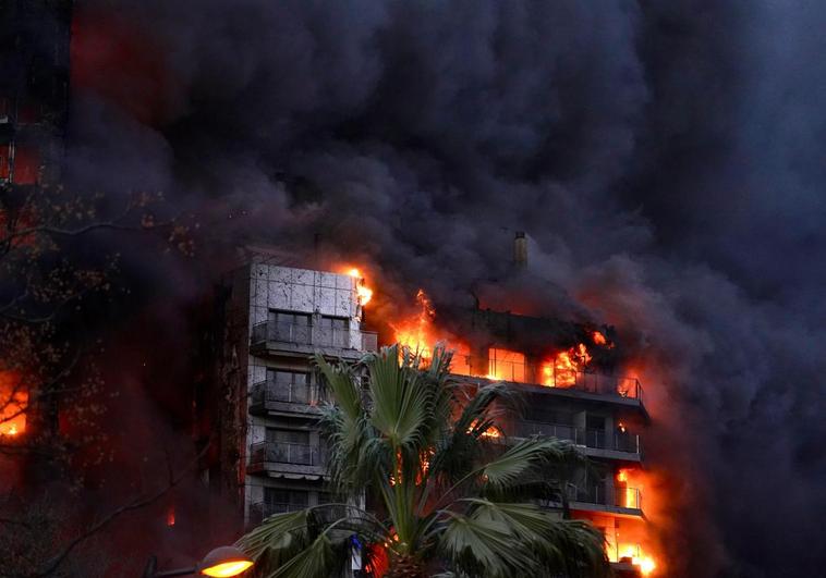 El edificio engullido por las llamas.