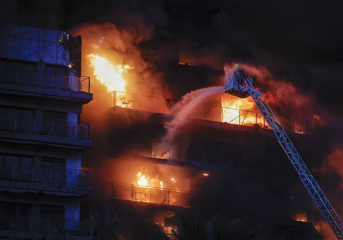 Los bomberos trabajan en la extinción del incendio.