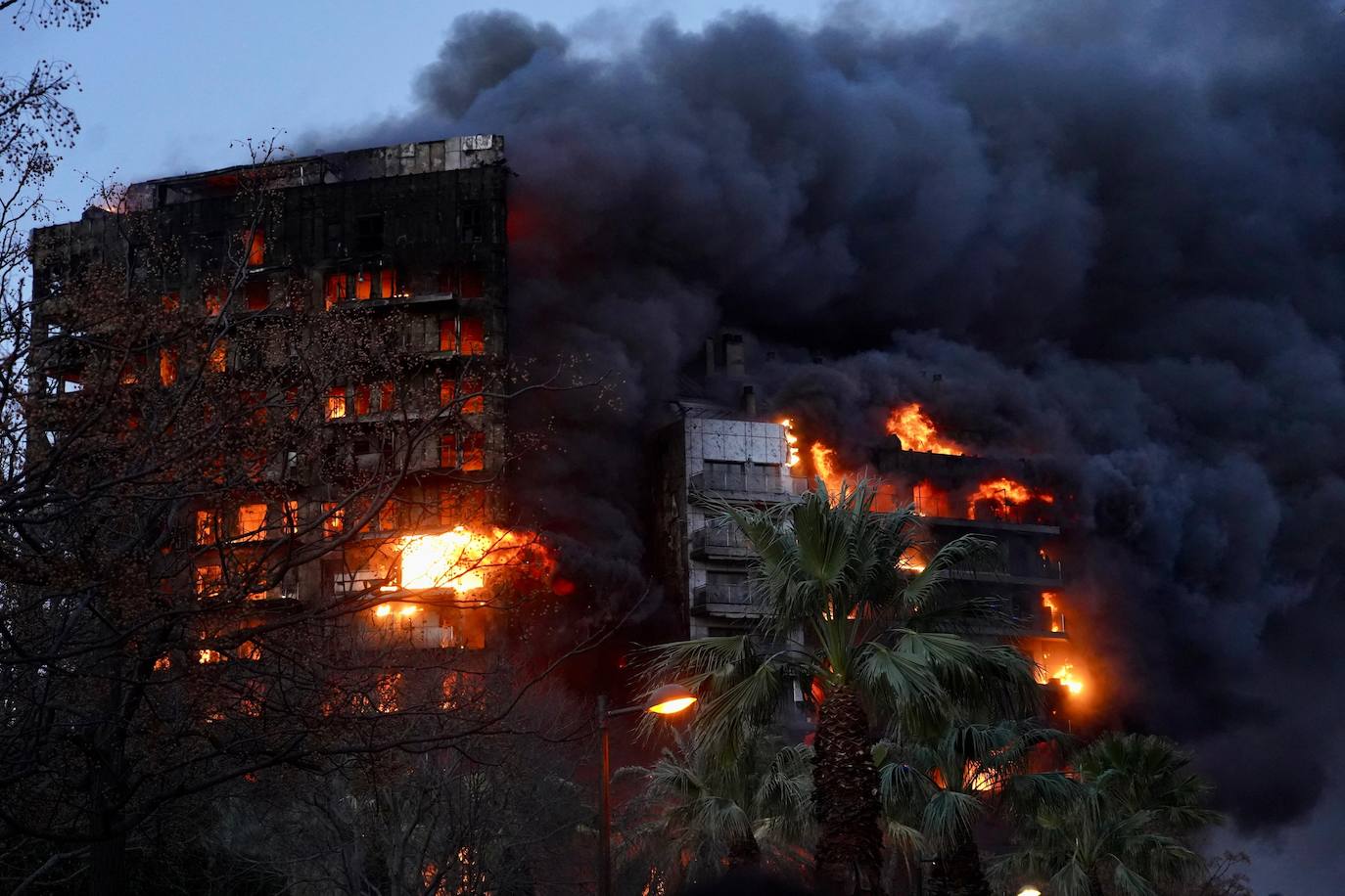 Las terribles imágenes del incendio en Campanar