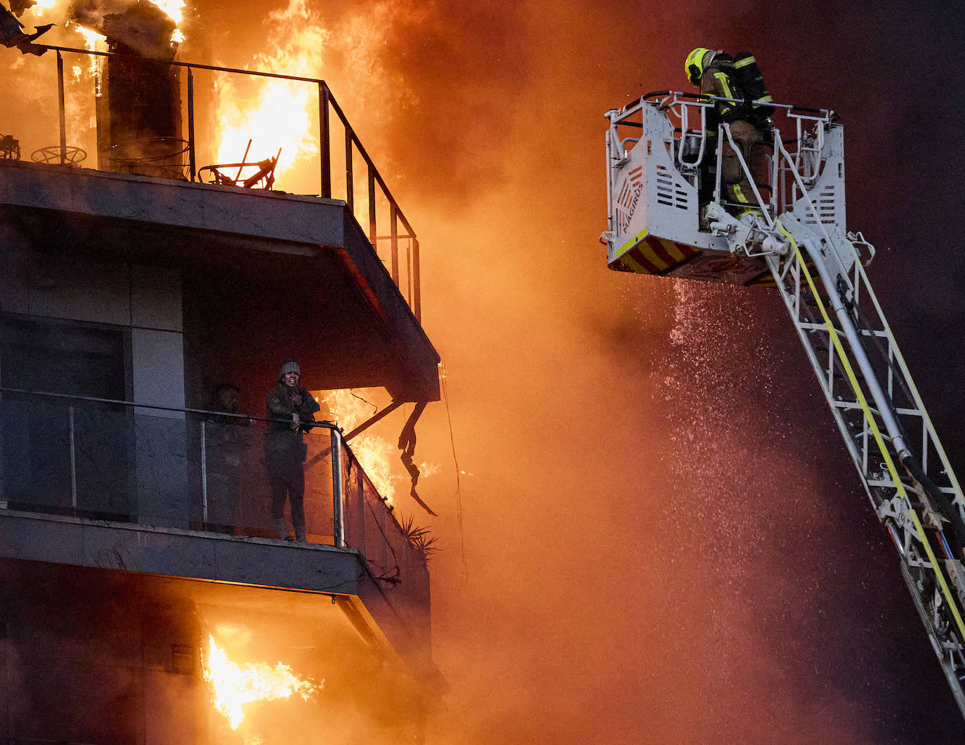 Los bomberos rescatan a dos personas atrapadas en el incendio de Campanar