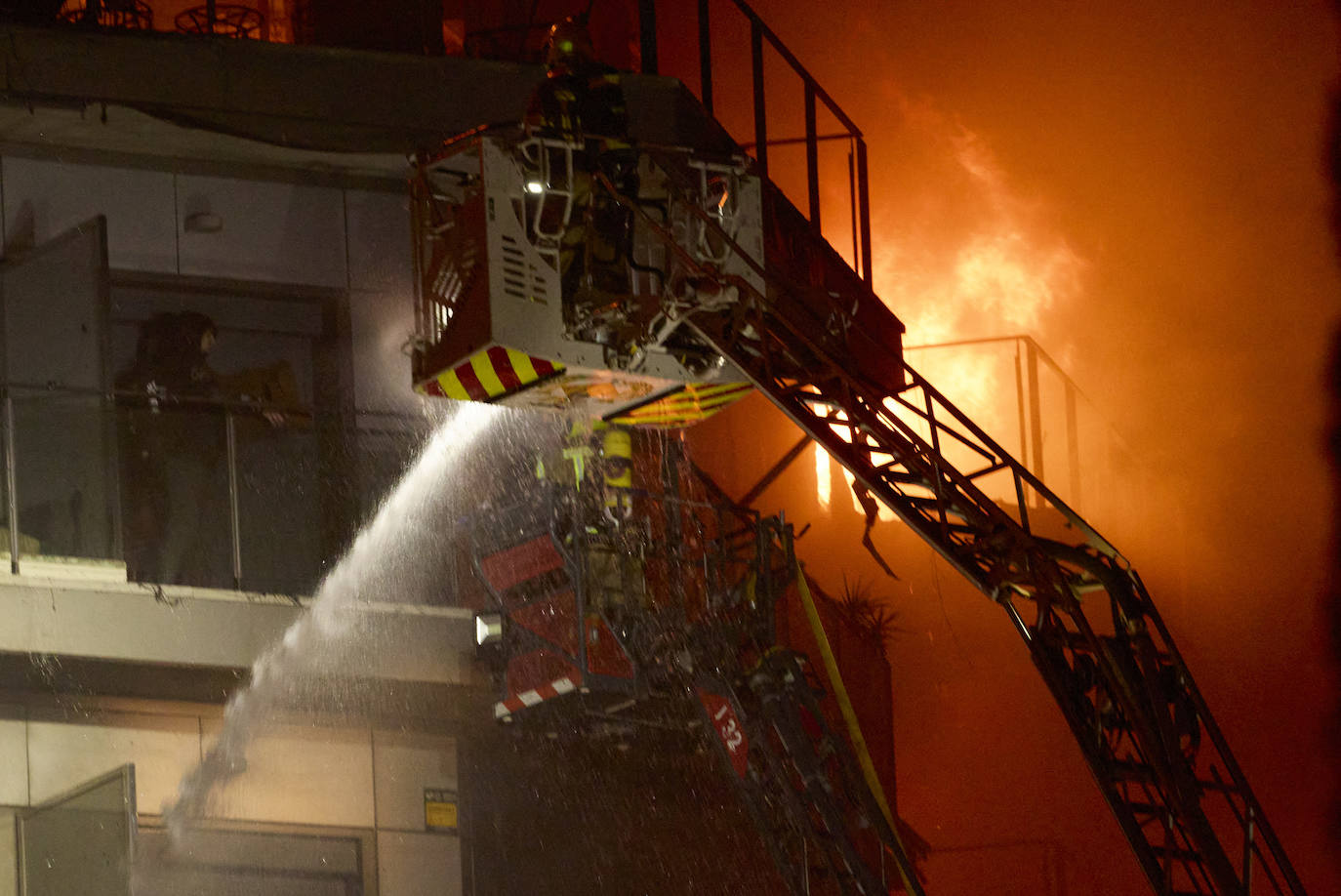 Los bomberos rescatan a dos personas atrapadas en el incendio de Campanar