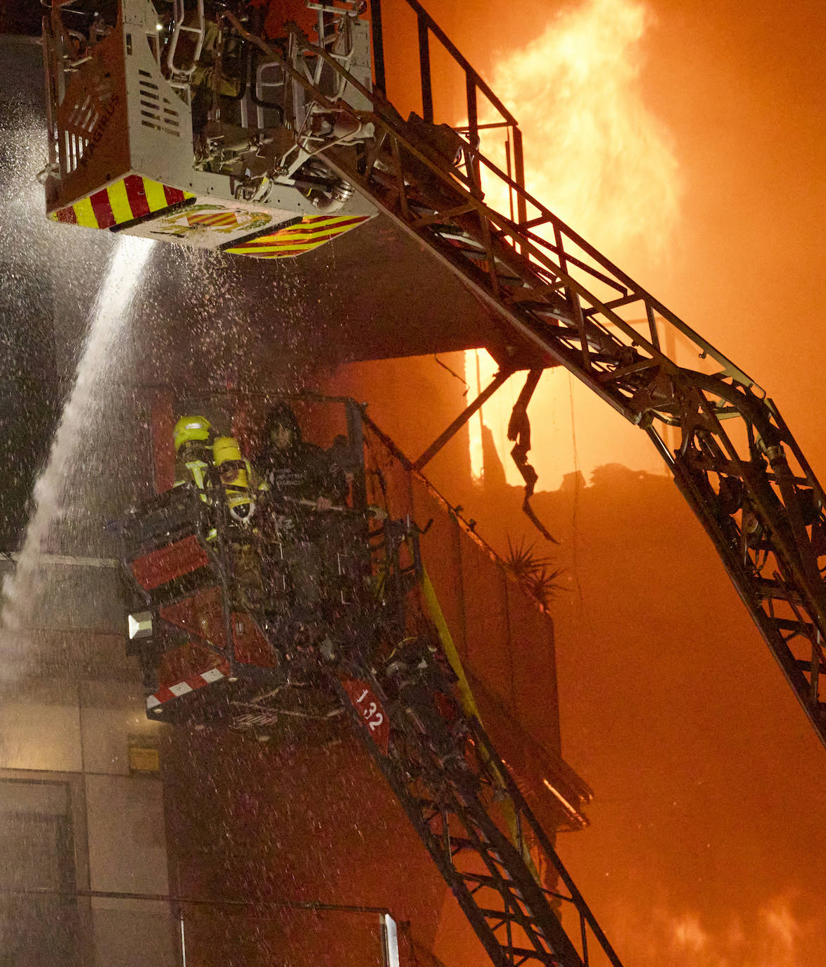 Los bomberos rescatan a dos personas atrapadas en el incendio de Campanar