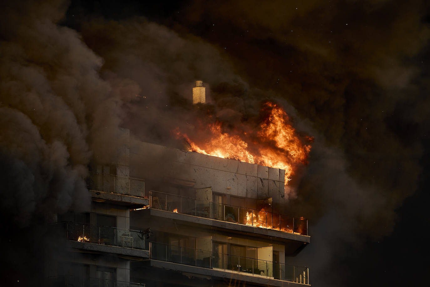 Los bomberos rescatan a dos personas atrapadas en el incendio de Campanar