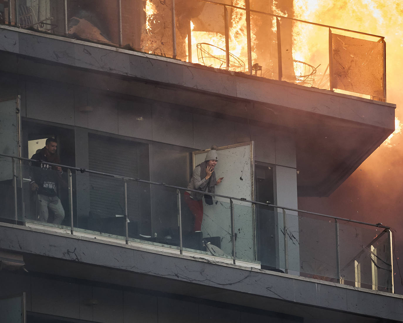 Los bomberos rescatan a dos personas atrapadas en el incendio de Campanar