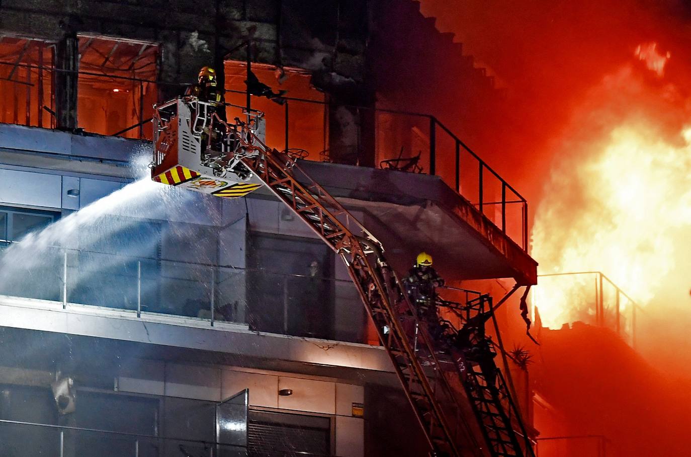 Los bomberos rescatan a dos personas atrapadas en el incendio de Campanar