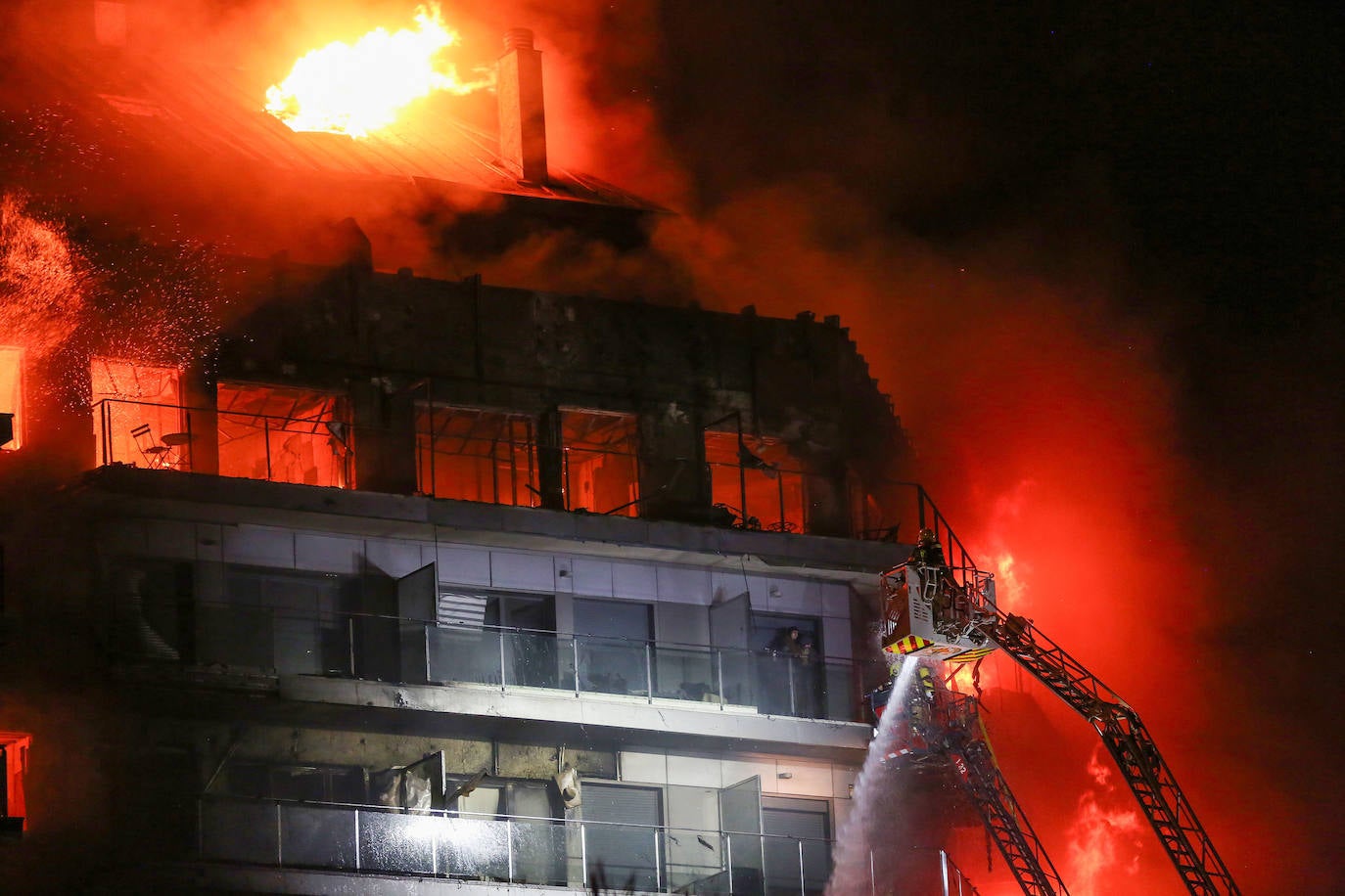 Los bomberos rescatan a dos personas atrapadas en el incendio de Campanar