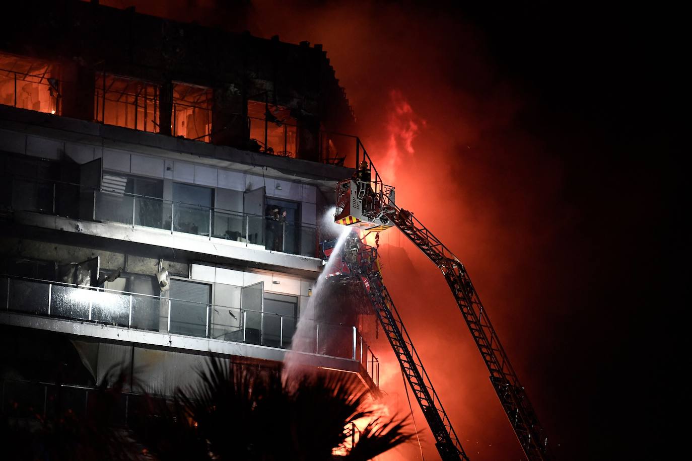 Los bomberos rescatan a dos personas atrapadas en el incendio de Campanar