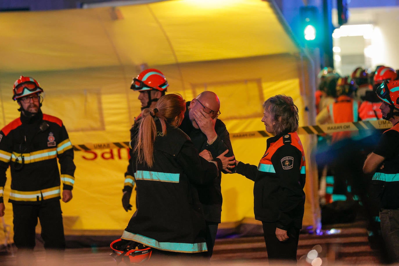 Los bomberos rescatan a dos personas atrapadas en el incendio de Campanar