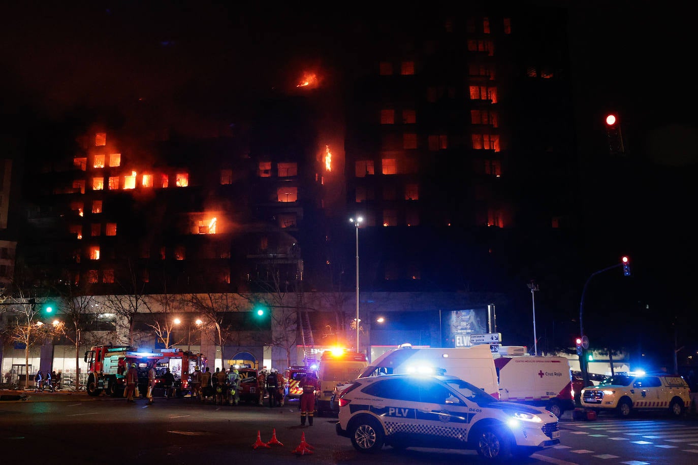 Los bomberos rescatan a dos personas atrapadas en el incendio de Campanar