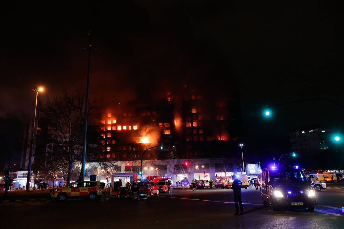 Los bomberos rescatan a dos personas atrapadas en el incendio de Campanar