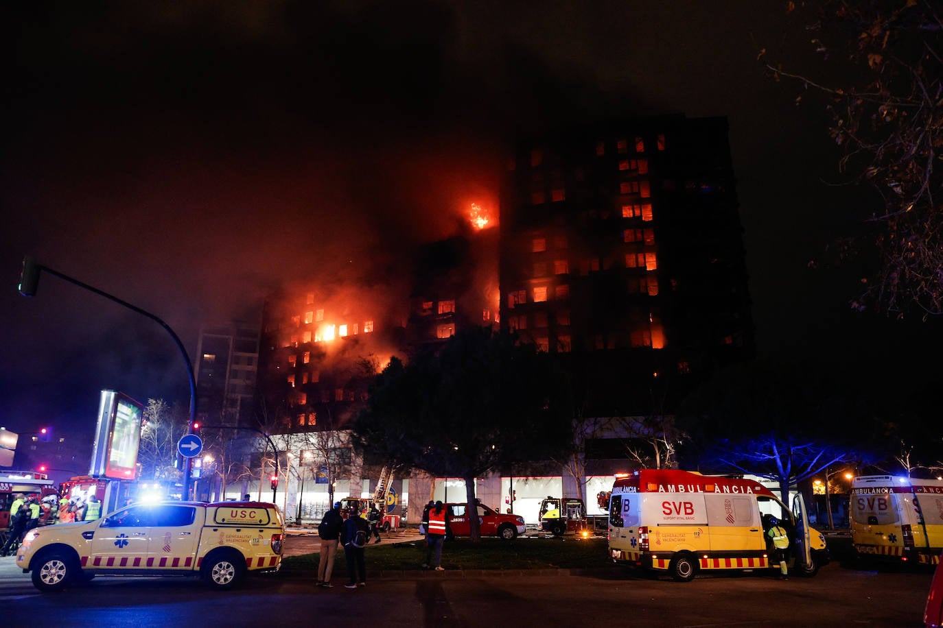 Los bomberos rescatan a dos personas atrapadas en el incendio de Campanar