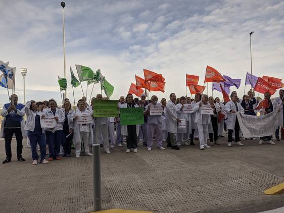 Trabajadores protestan en las puertas del hospital de Alzira.