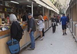 Público en los puestos de la Feria del Libro Antiguo.