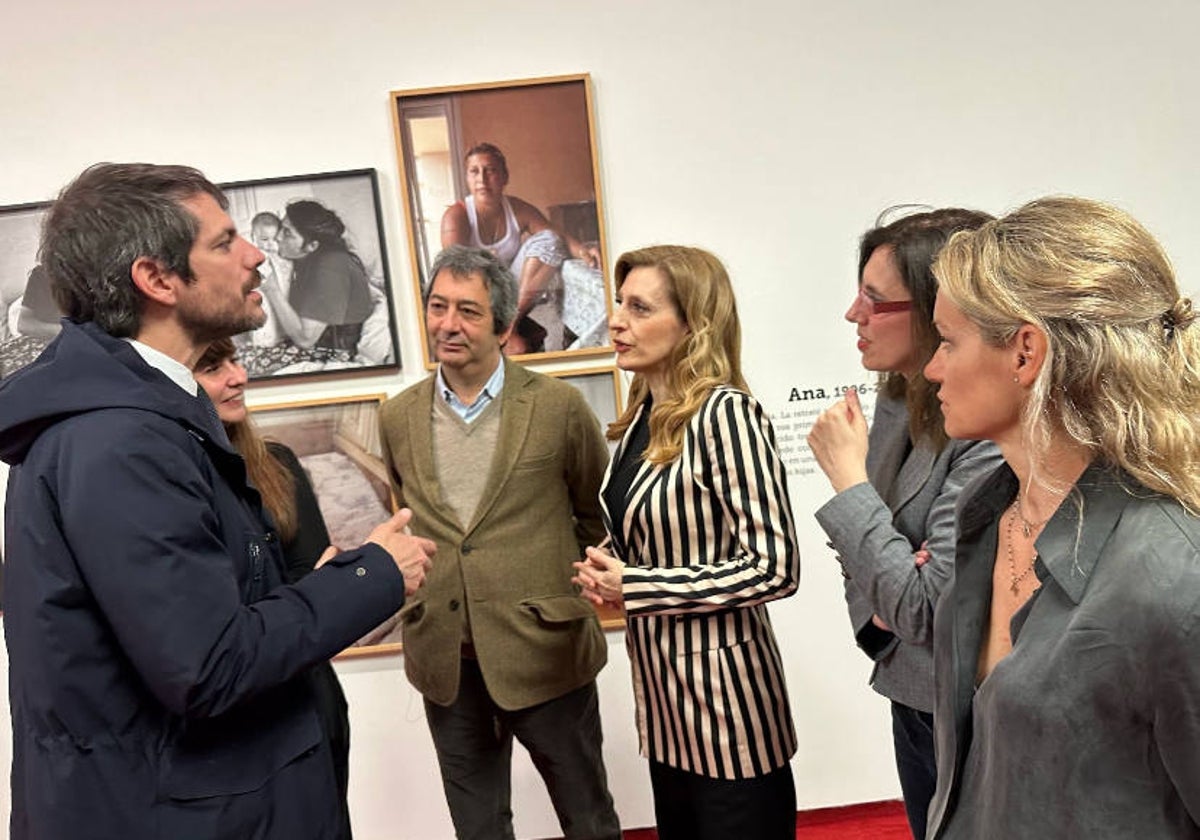 El ministro Urtasun junto, entre otros, el vicepresidente primero del Consell y conseller de Cultura, Vicente Barrera, y la secretaria autonómica de Cultura, Paula Añó.