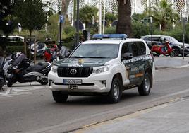Un coche de la Guardia Civil traslada al juzgado al sospechoso, luego en libertad, tras arrestarle en octubre por incendios en El Saler.