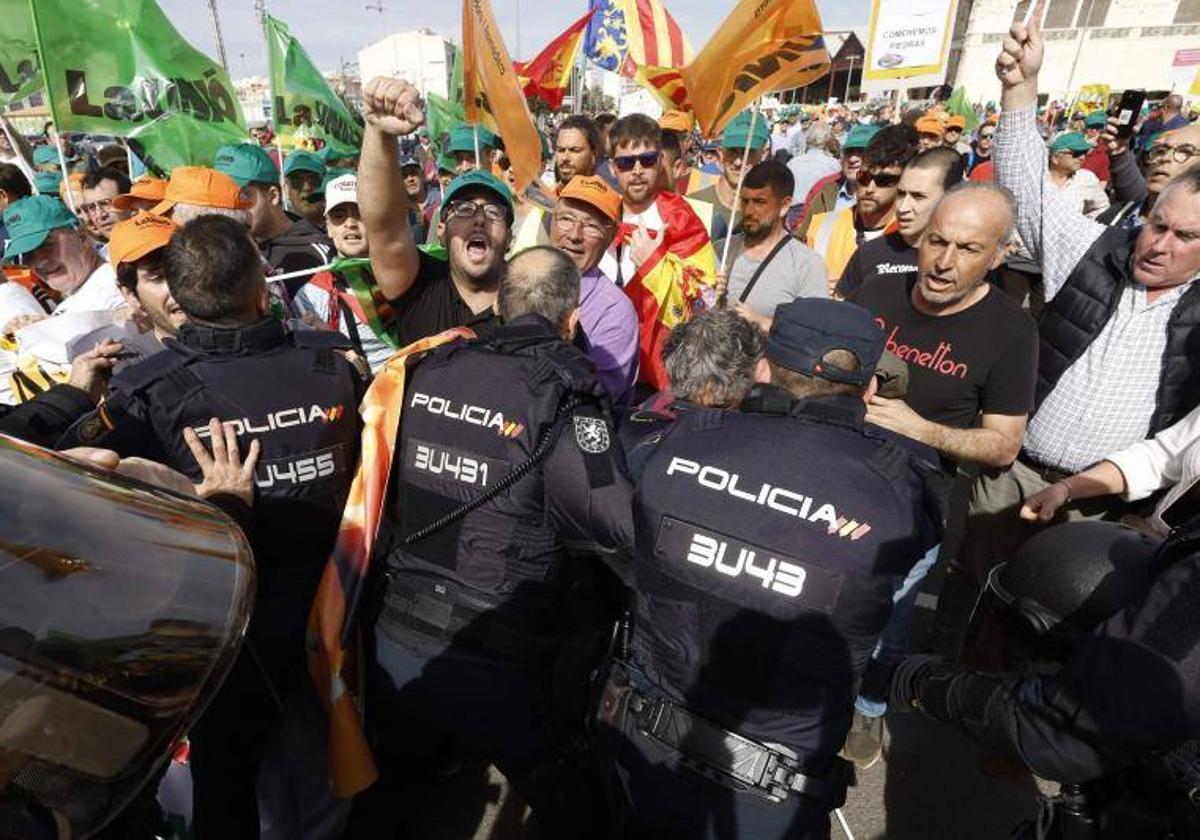 Enfrentamientos con la policía en la protesta de agricultores en la avenida del Puerto de Valencia.