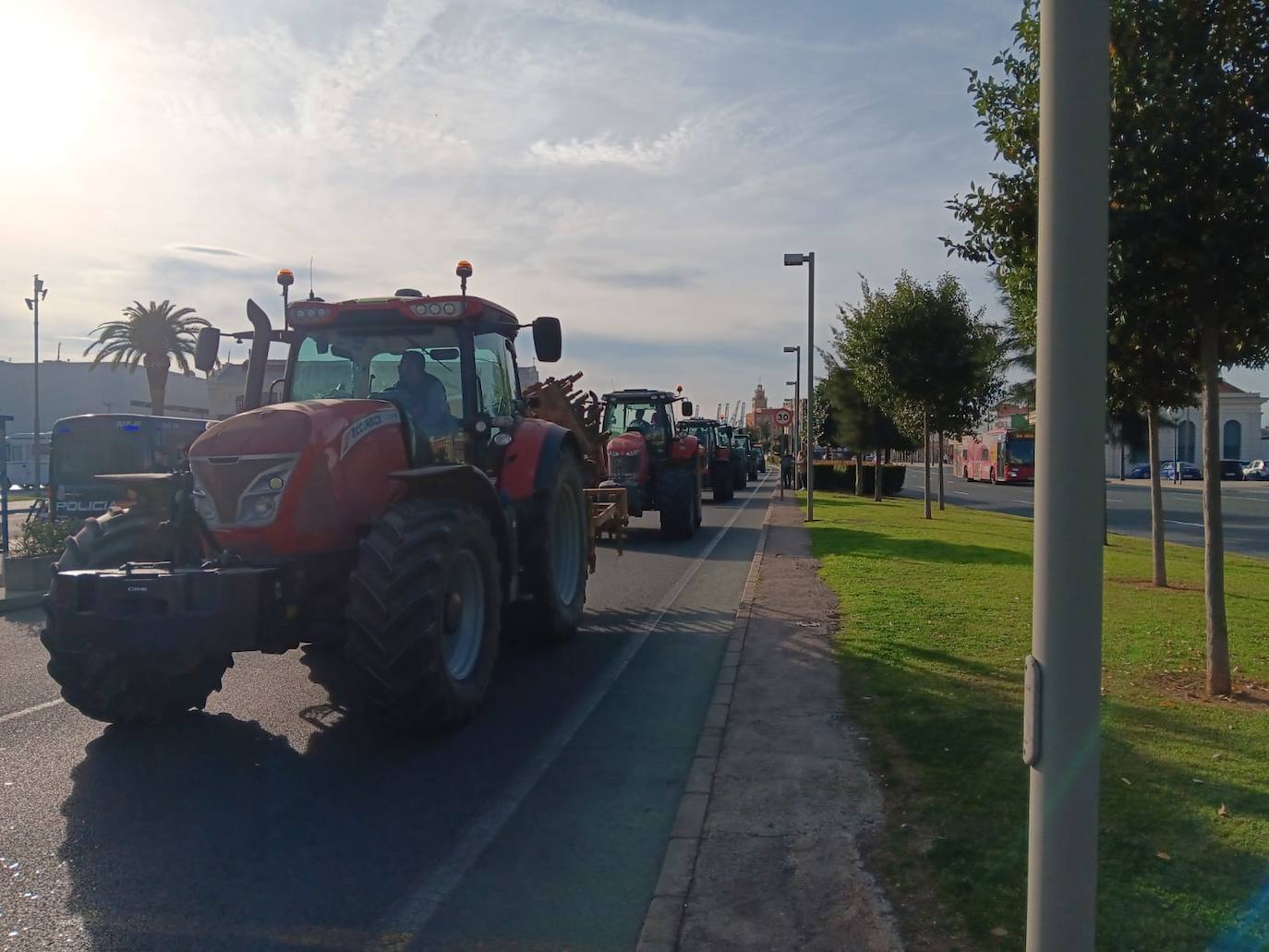 Los tractores colapsan varias carreteras valencianas, en imágenes