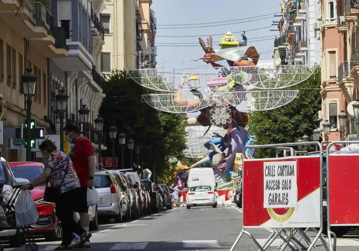 Calle cortada durante las Fallas en una imagen de archivo.