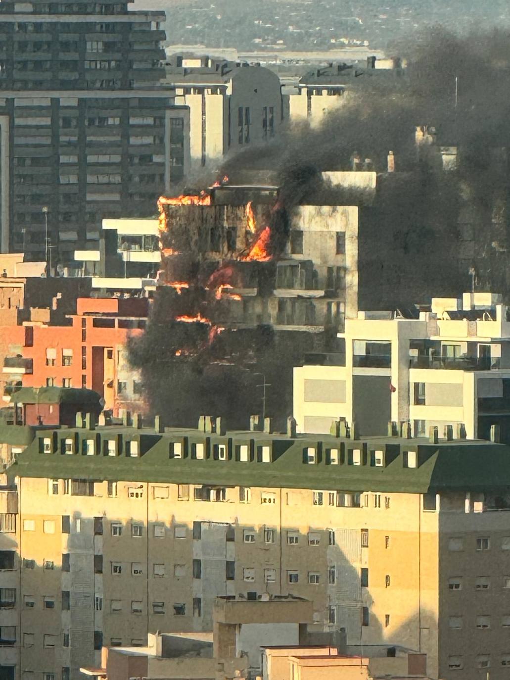 Las terribles imágenes del incendio en Campanar