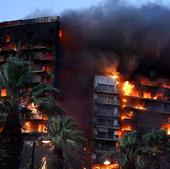 Las fuertes rachas de viento dificultan las labores de extinción en el incendio de Campanar