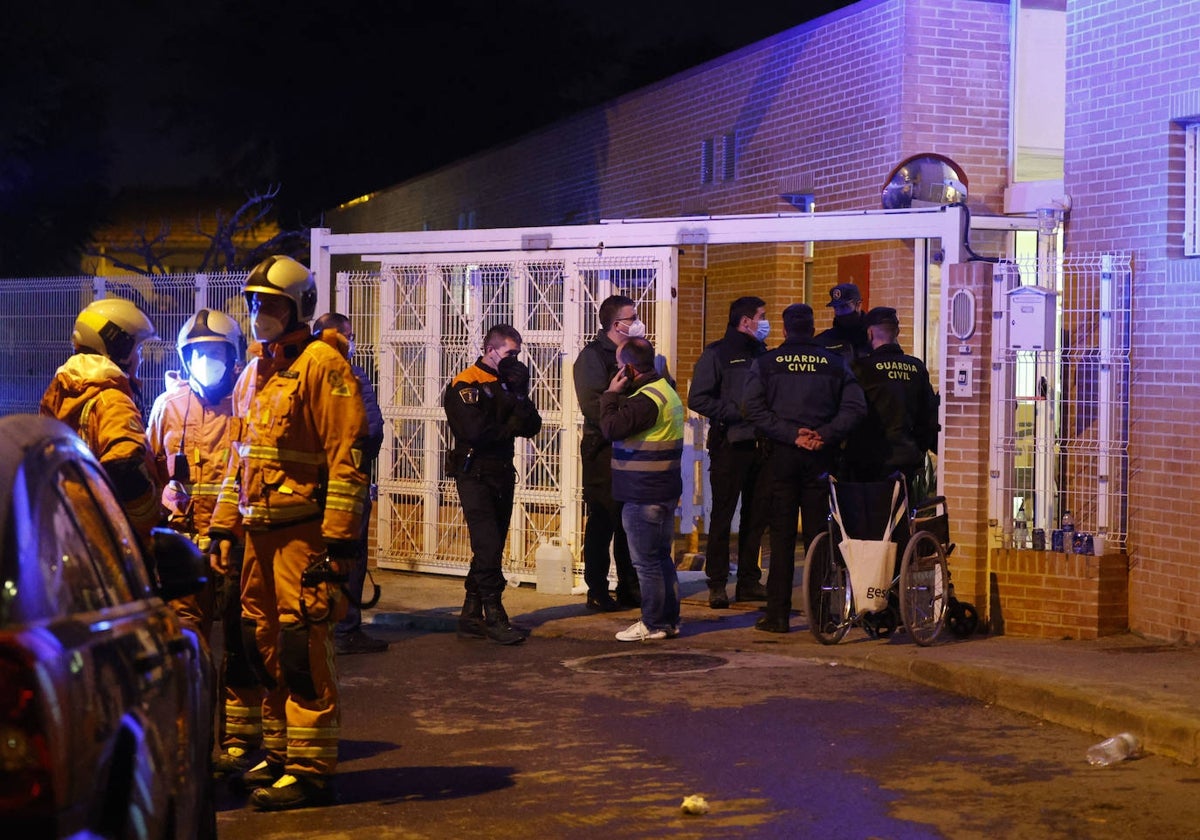 Bomberos y policías durante el incendio de 2022 en la residencia de Moncada, en el que perecieron nueve personas.