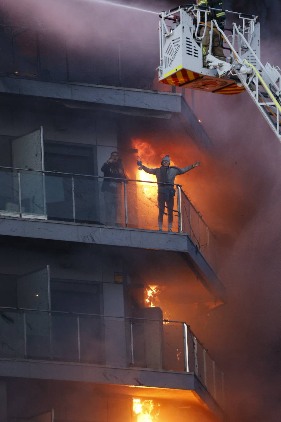 Vecinos atrapados en el edificio de Campanar