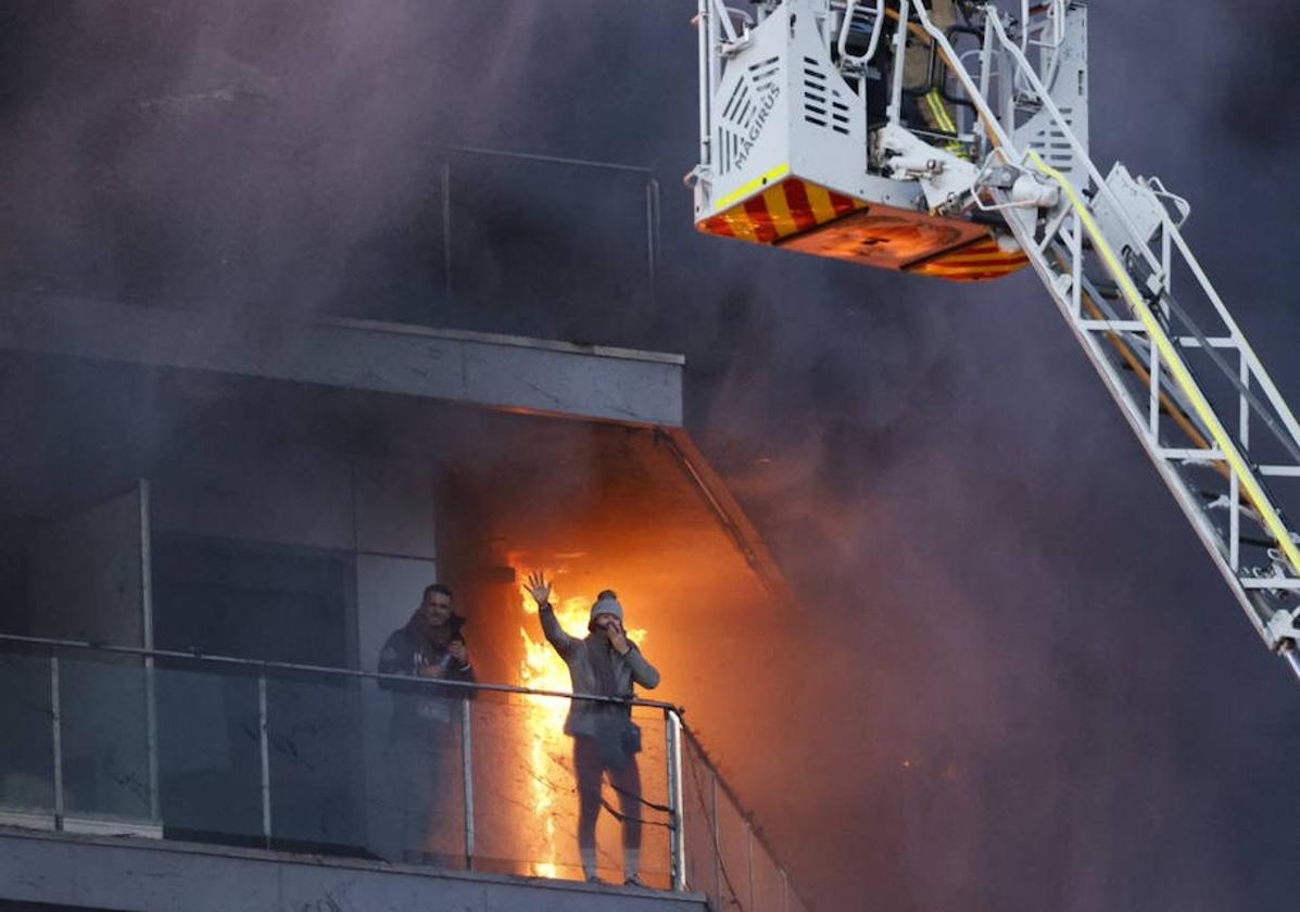 Vecinos en el edificio de Campanar afectado por las llamas.