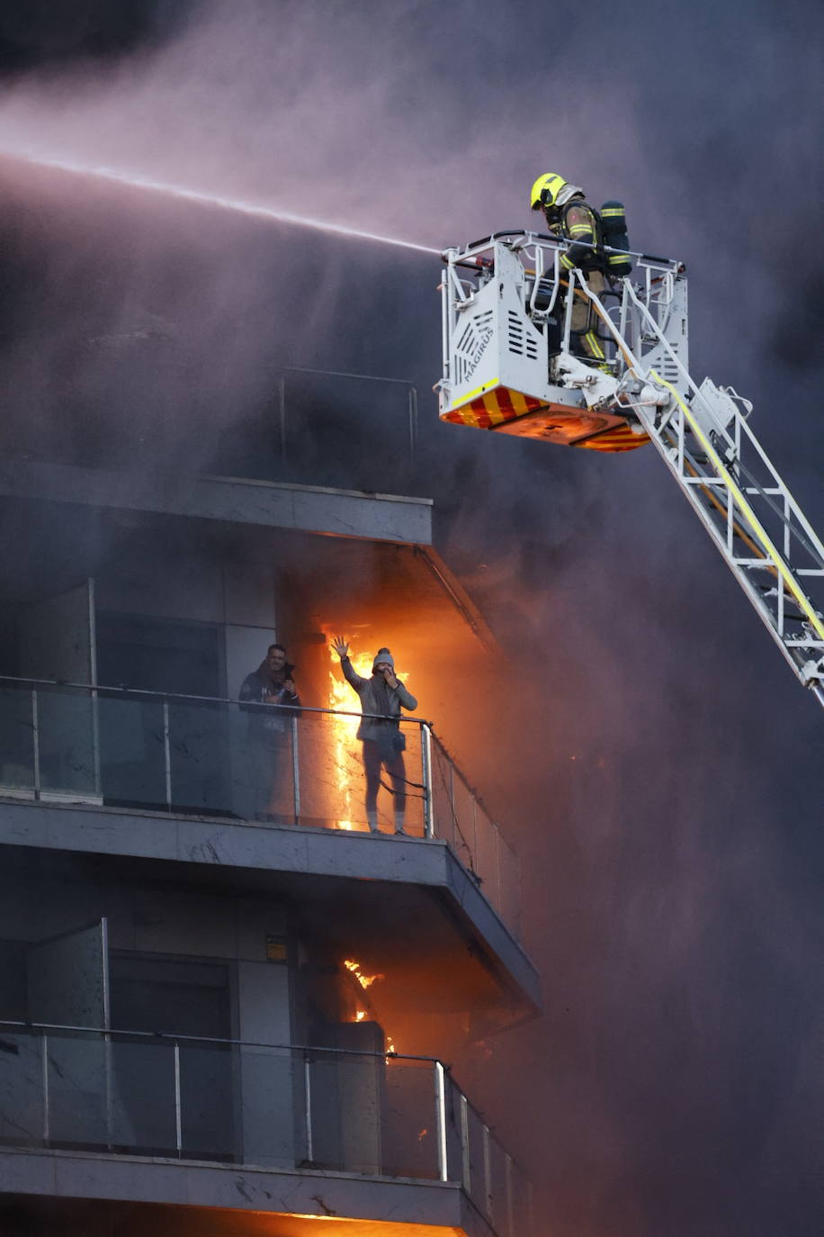 Vecinos atrapados en el edificio de Campanar