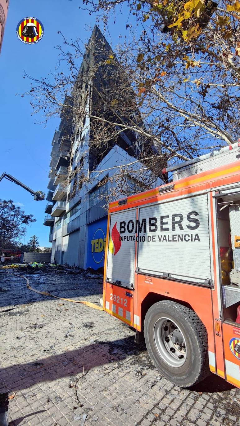 Fotos del día después del incendio en Campanar