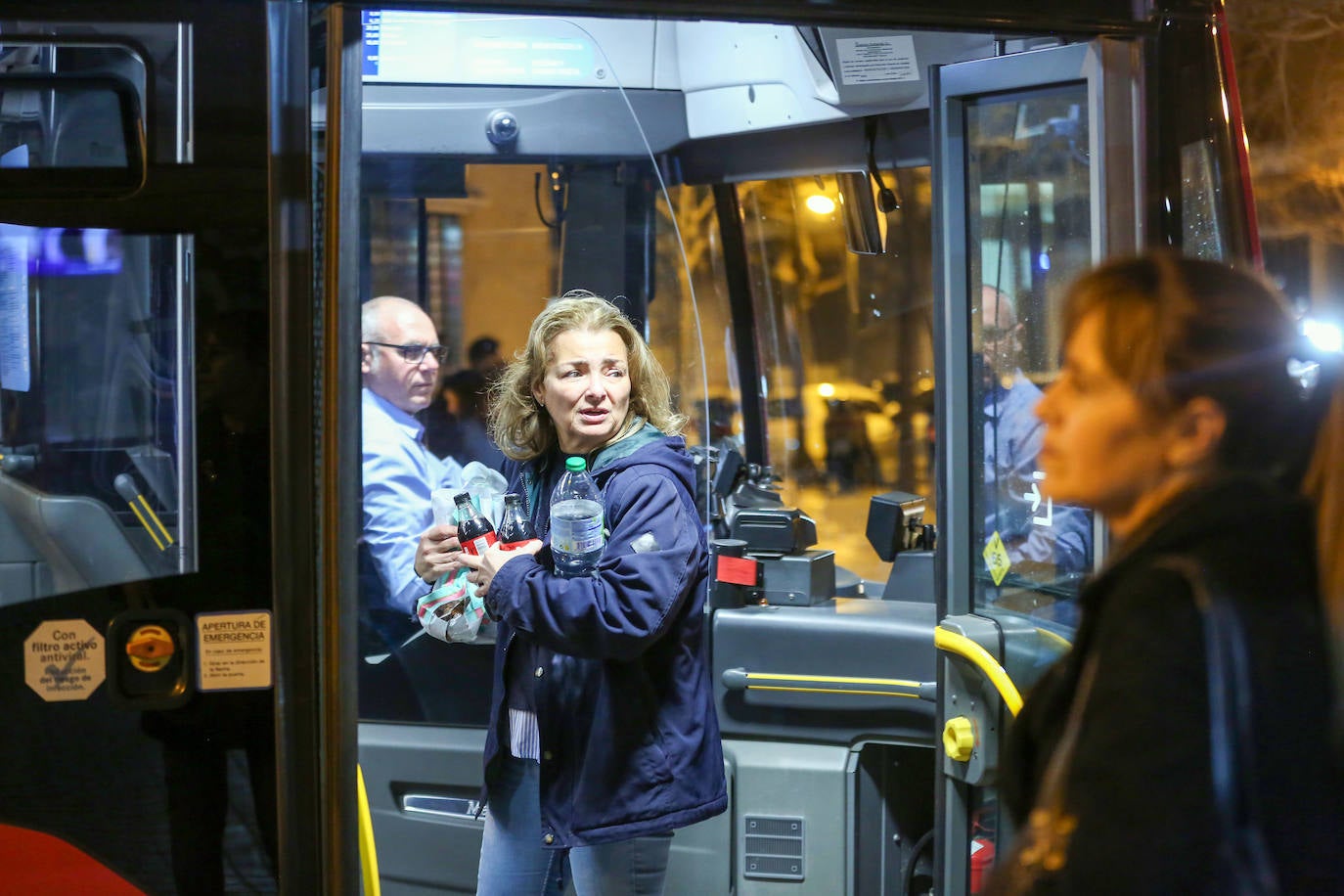 Así ha sido la noche alrededor del edificio de Campanar, en imágenes