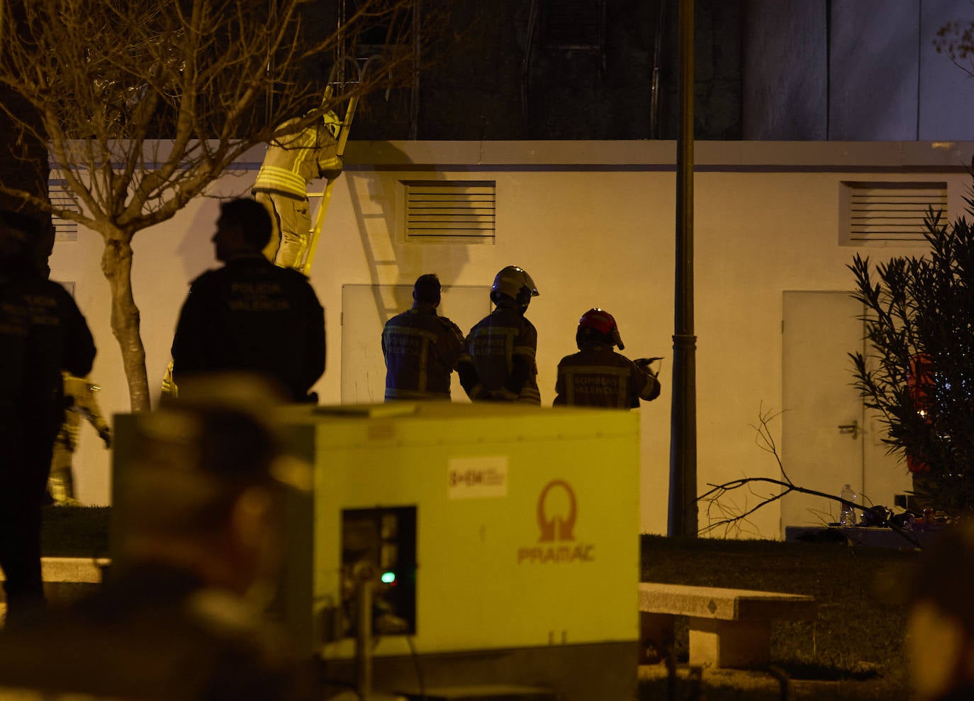 Así ha sido la noche alrededor del edificio de Campanar, en imágenes