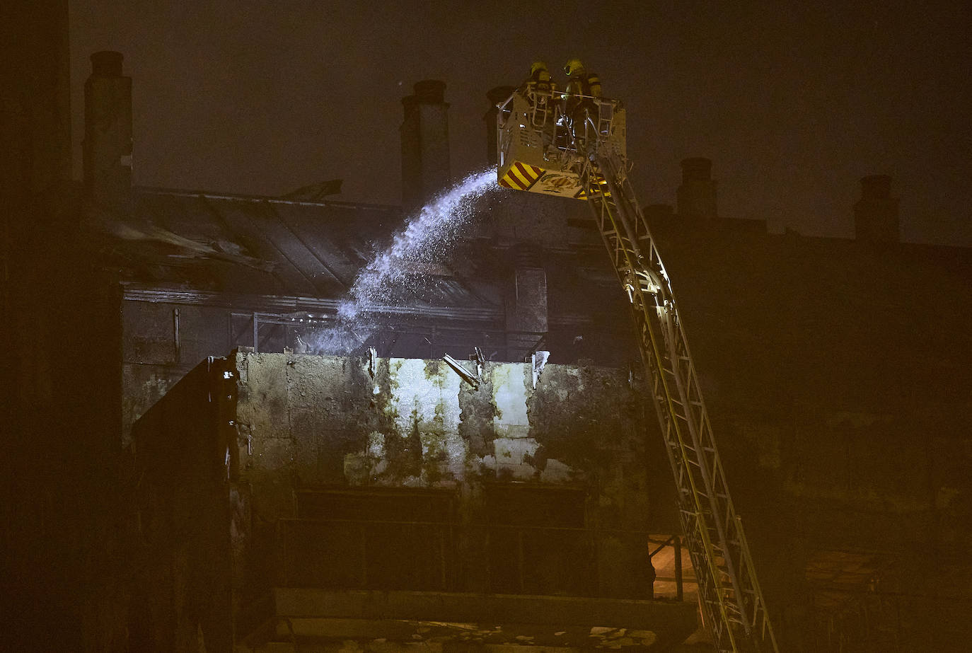 Así ha sido la noche alrededor del edificio de Campanar, en imágenes