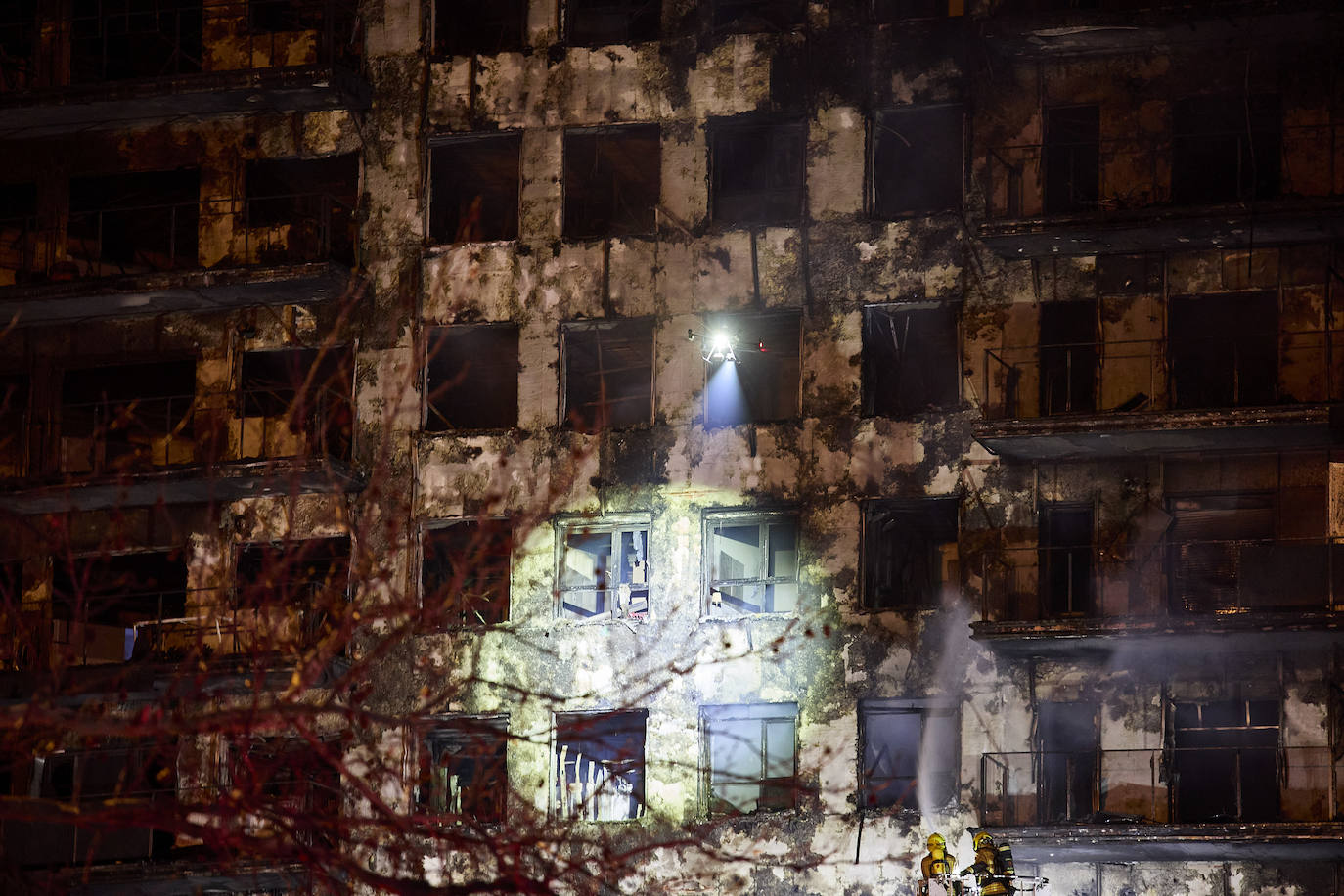 Así ha sido la noche alrededor del edificio de Campanar, en imágenes