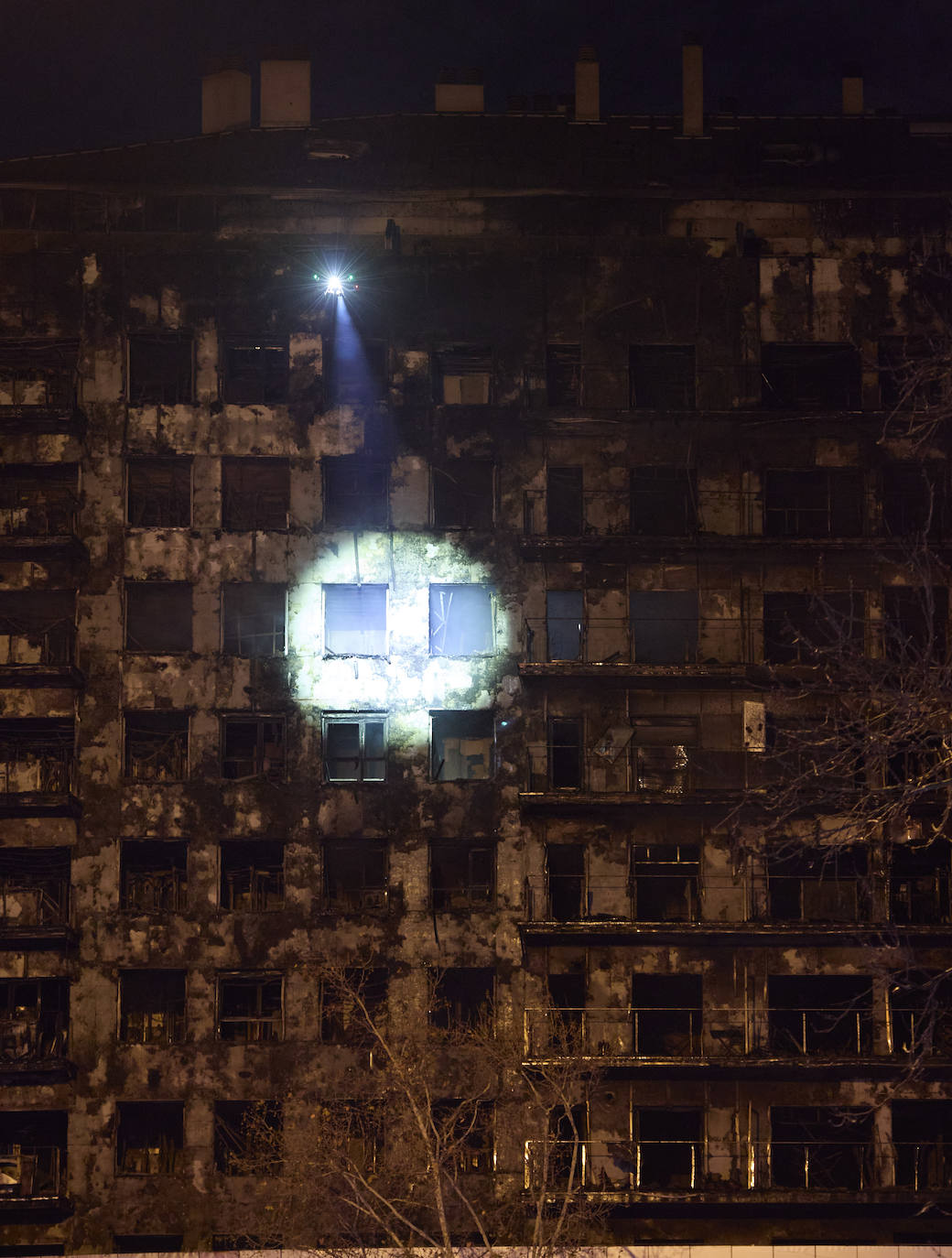 Así ha sido la noche alrededor del edificio de Campanar, en imágenes