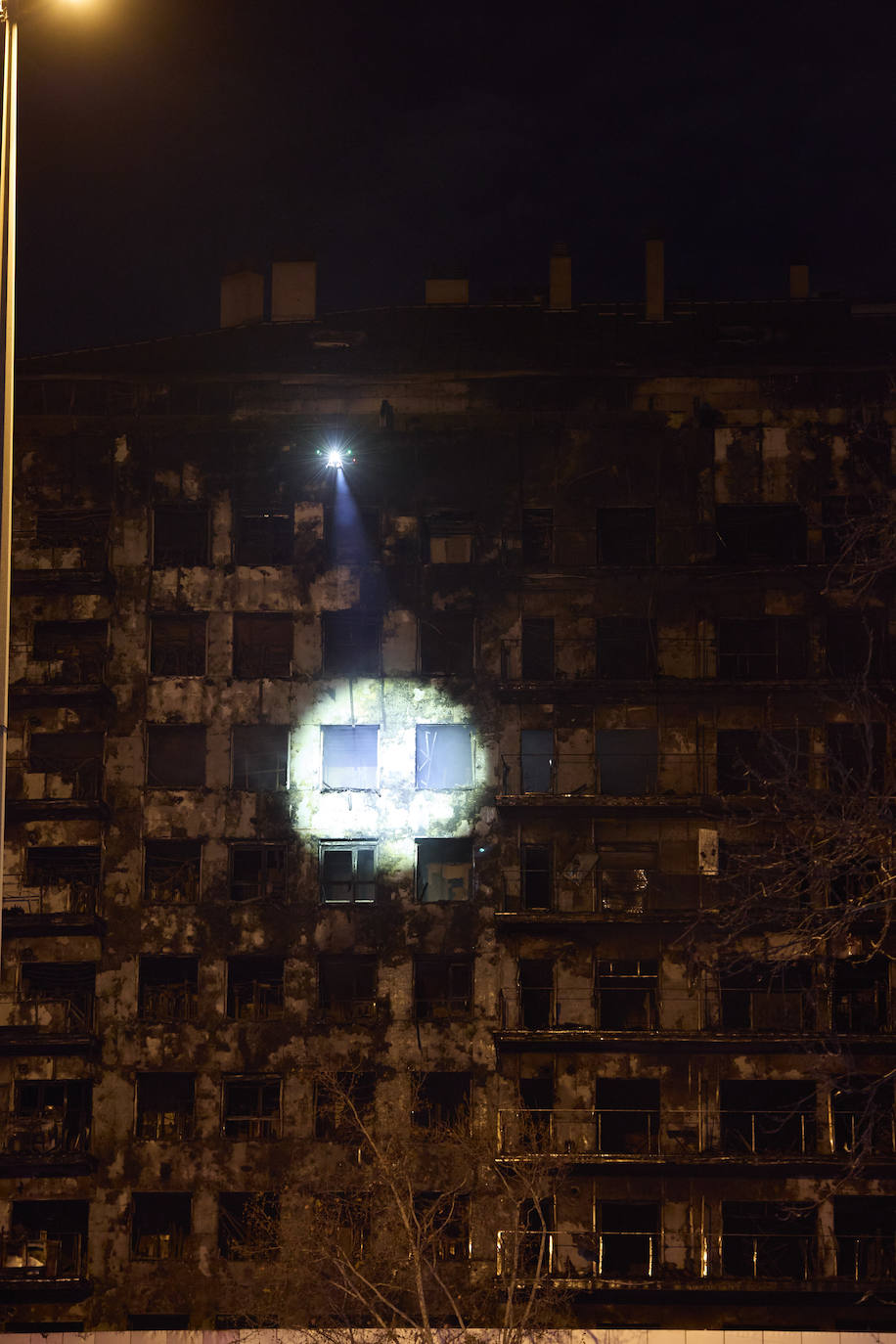 Así ha sido la noche alrededor del edificio de Campanar, en imágenes